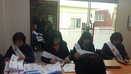 신애재활원을 방문 - 홍보안내문등을 봉투에 넣는 작업을 하는 사진